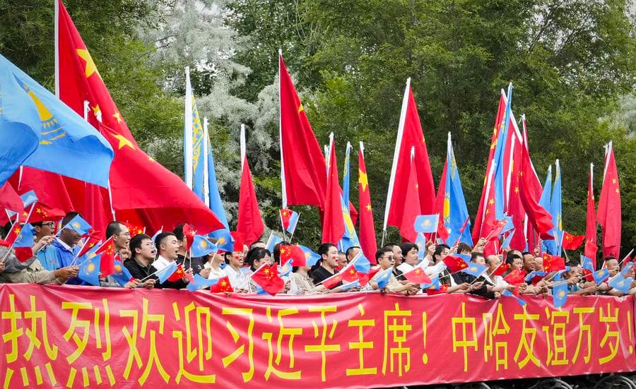 ฝูงชนต้อนรับ 'สีจิ้นผิง' อบอุ่นในอัสตานา