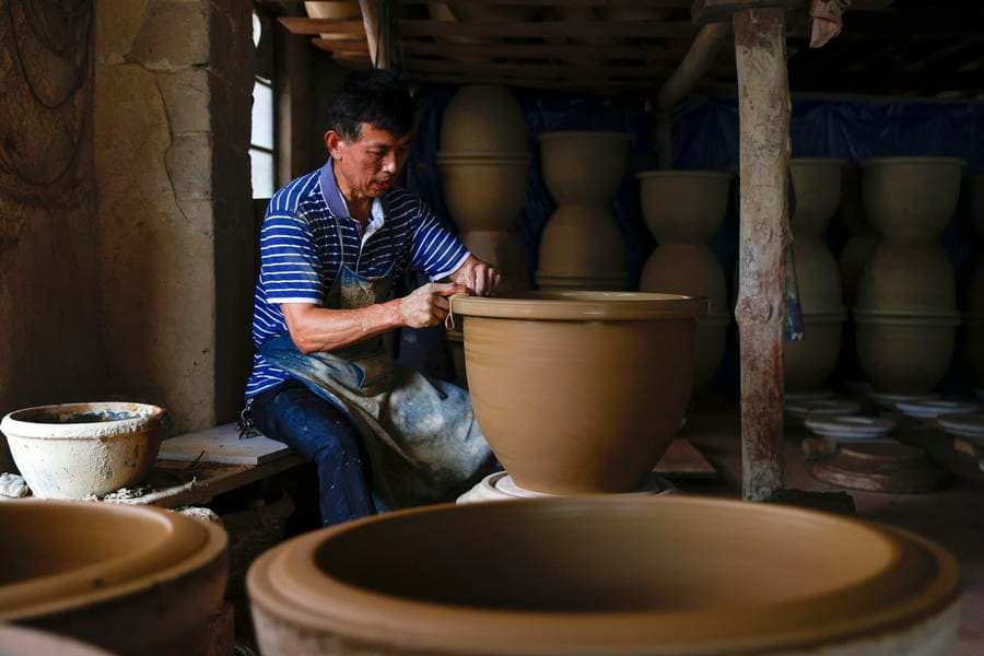 ช่างฝีมือรุ่นใหญ่รังสรรค์ 'เครื่องปั้นดินเผา' ในหูหนาน