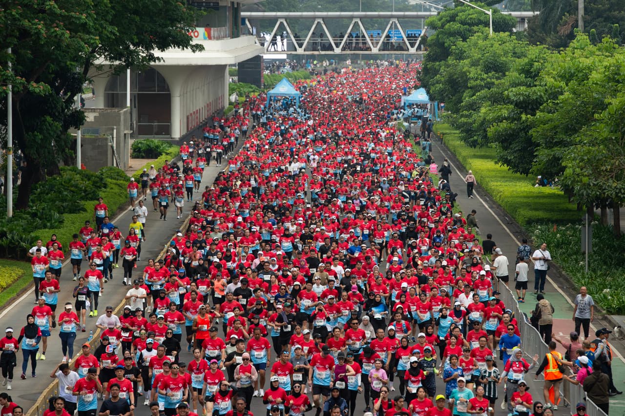 นักวิ่งตบเท้าร่วมงานมาราธอนในจาการ์ตา