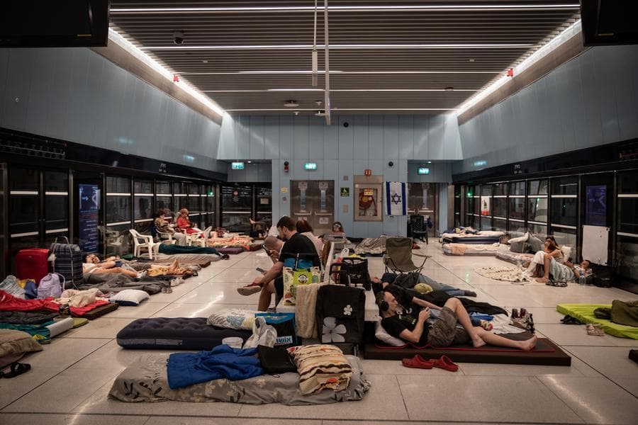 ผู้คนเกาะกลุ่มพักแรมที่สถานีรถไฟใต้ดิน-หลุมหลบภัยในอิสราเอล