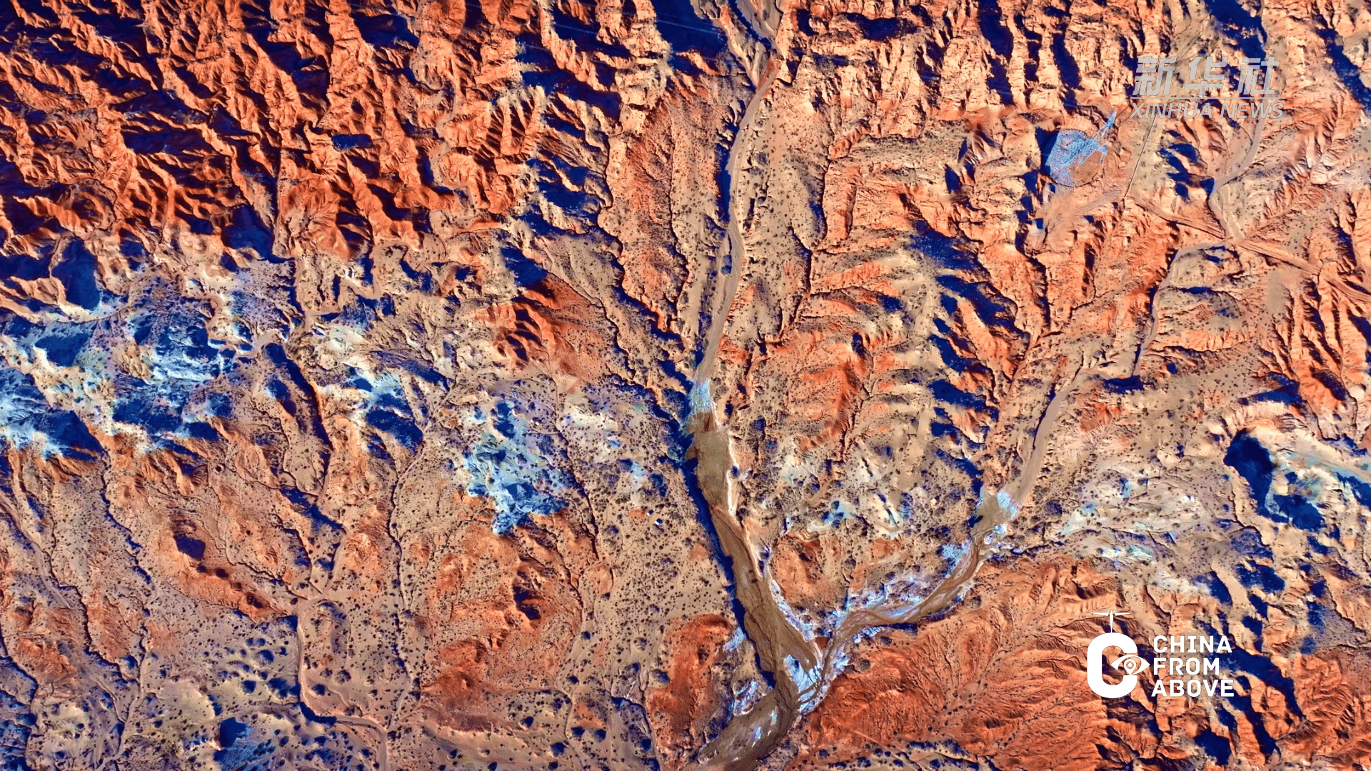 ภูมิลักษณ์ 'ตานเสีย' ในมองโกเลียใน สวยเด่นราวทะเลแดงบนผืนดิน