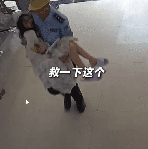 ตำรวจจีน-พลเมืองดี พบเด็กหมดสติเพราะอากาศร้อน รีบอุ้มส่งโรงพยาบาล