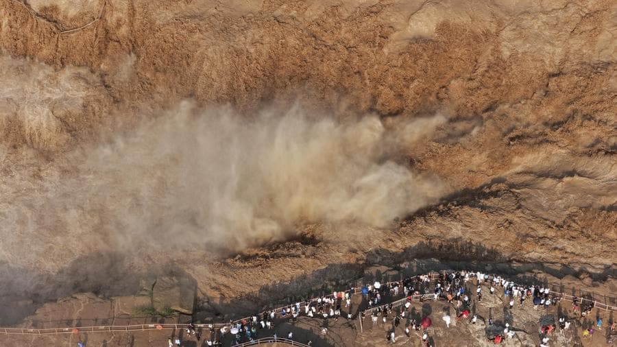 นักท่องเที่ยวแห่ชม 'น้ำตกหูโข่ว' ไหลเชี่ยวทรงพลัง