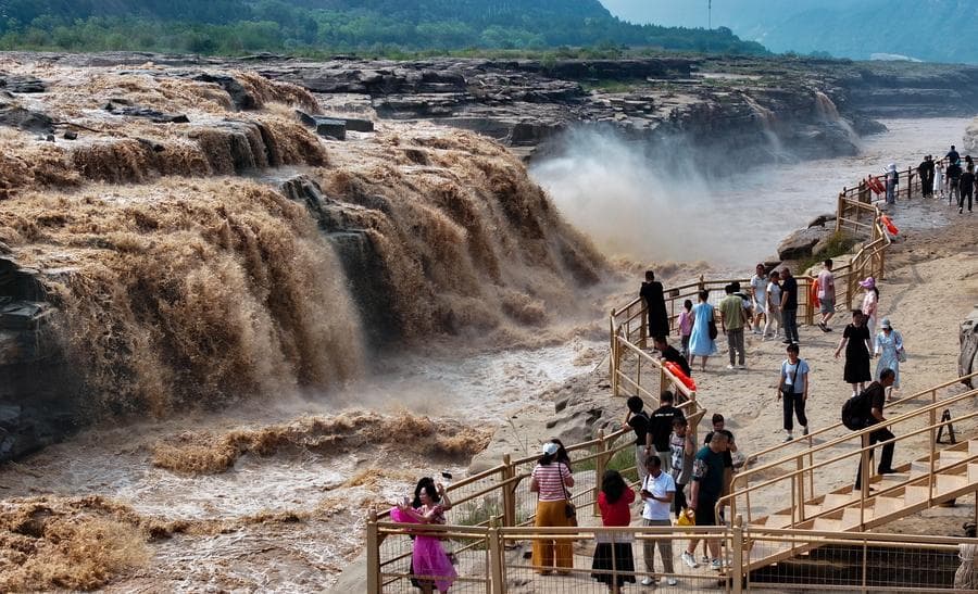 นักท่องเที่ยวเยือนยล 'น้ำตกหูโข่ว' ไหลแรงทรงพลัง