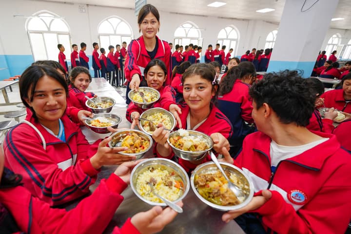 จีนกำหนดมาตรฐานบริการ 'อาหารโรงเรียน' ตรวจดูห้องครัวผ่านเน็ตได้