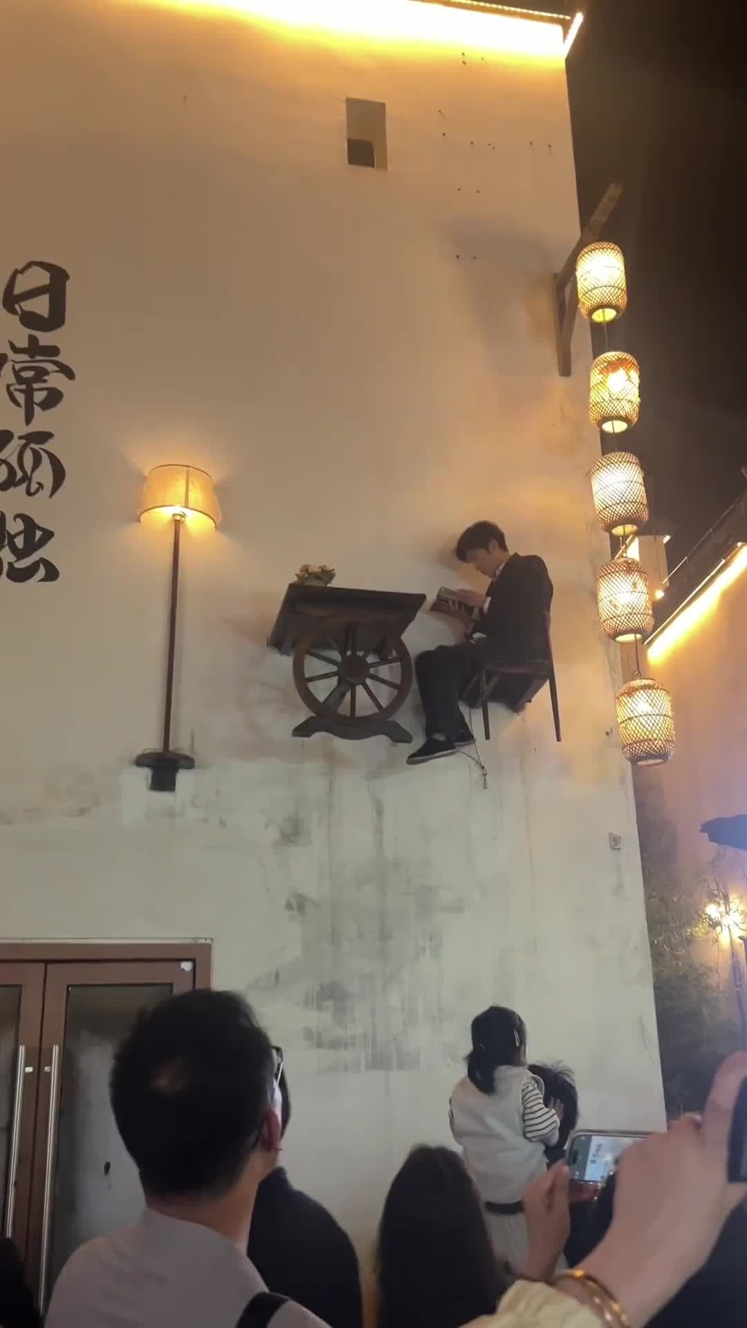 จุดขาย! อำเภอชนบทจีน จ้างหนุ่มทำงาน 'นั่งอ่านหนังสือ' ดึงนักท่องเที่ยว