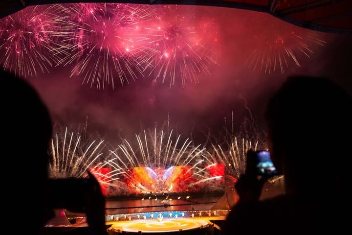 ทัพนักท่องเที่ยวแห่ชม 'พลุดอกไม้ไฟ' ตระการตาในหลิวหยาง