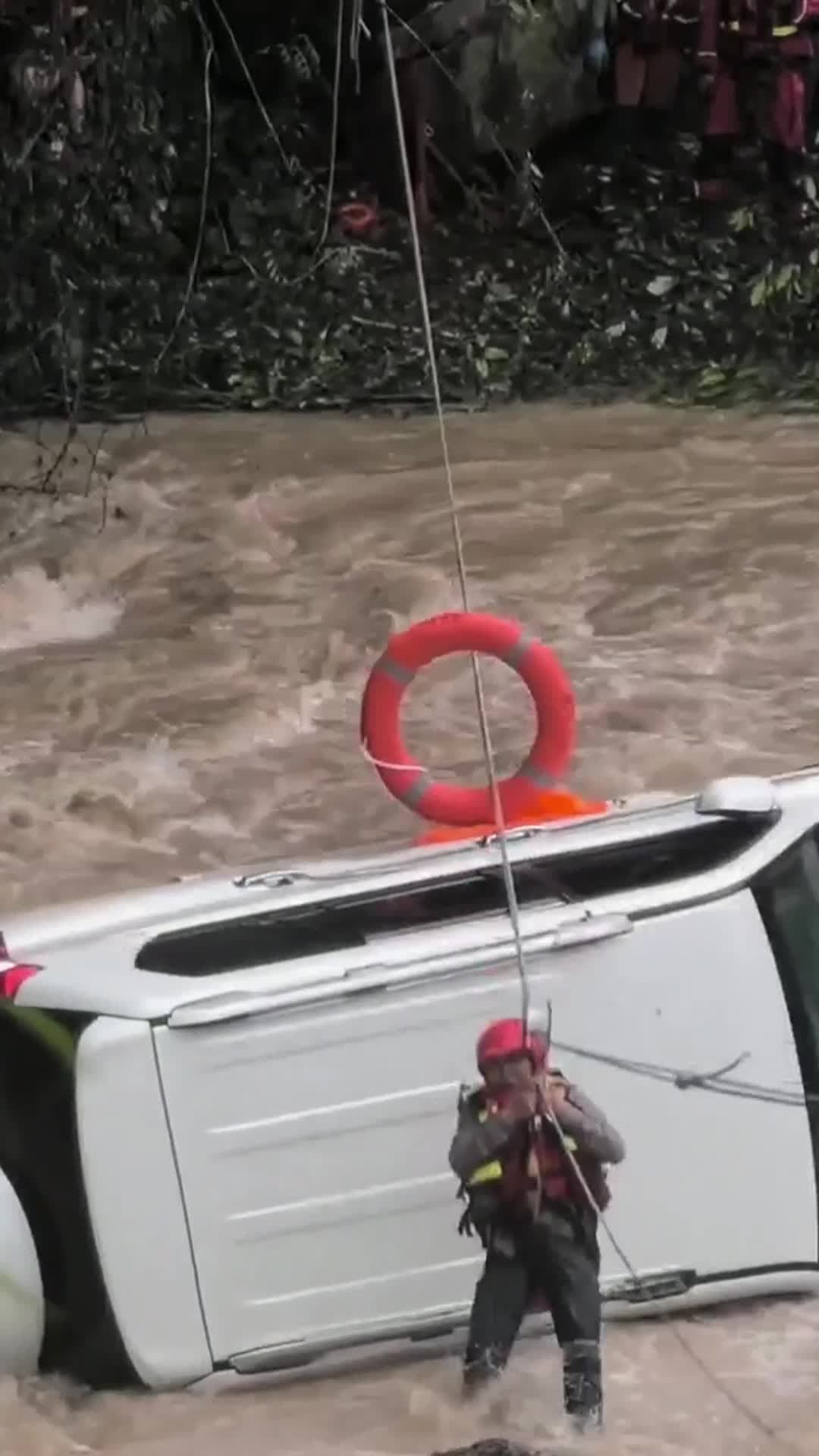 นาทีชีวิต! ชายจีนรอดตายหวุดหวิด หลังรถถูกน้ำท่วมซัดตกแม่น้ำในยูนนาน