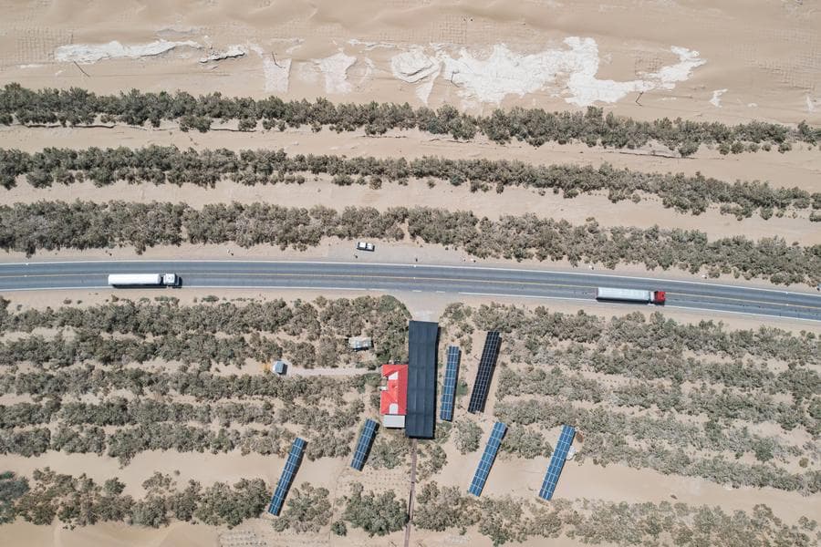 ขับรถสัญจร 'ทางหลวงข้ามทะเลทราย' ยาวกว่า 500 กม.ในซินเจียง