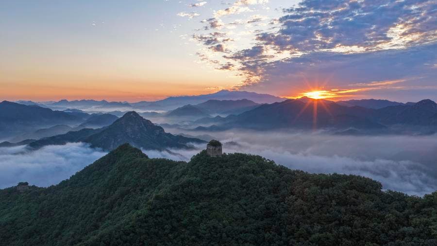 กำแพงเมืองจีน ด่านอวี๋มู่หลิ่ง ซ่อนตัวบนเขาห่มหมอกขาว