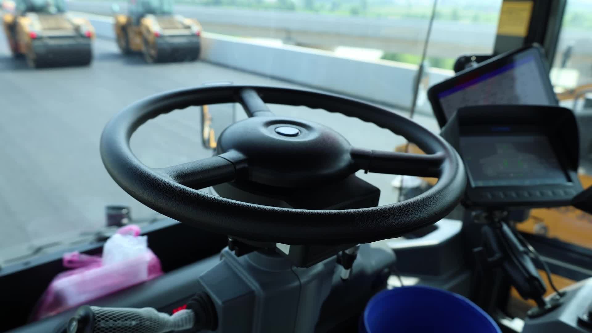 เครื่องปูถนนไร้คนขับ' ลุยงานสร้างสะพานในอู่ฮั่น