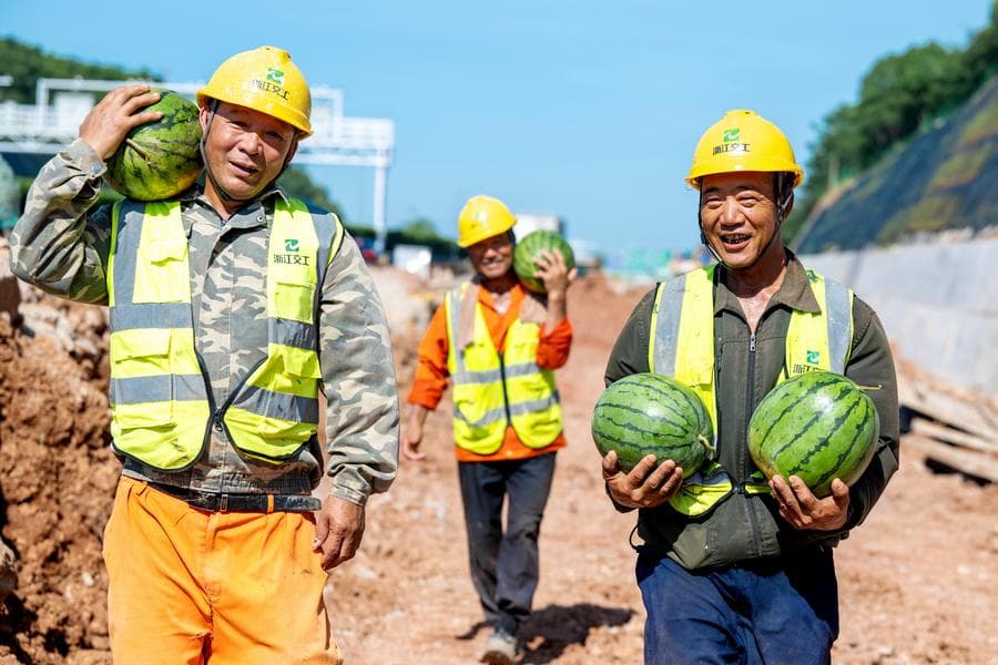 หลายพื้นที่ในจีนจัดกิจกรรม 'คลายร้อน' ช่วยคนงานกลางแจ้งสดชื่น