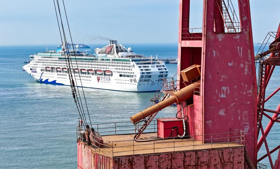 เรือสำราญหรู 'เมิ่งเสี่ยง' แล่นออกจากชิงเต่า หลังซ่อมบำรุงเสร็จ