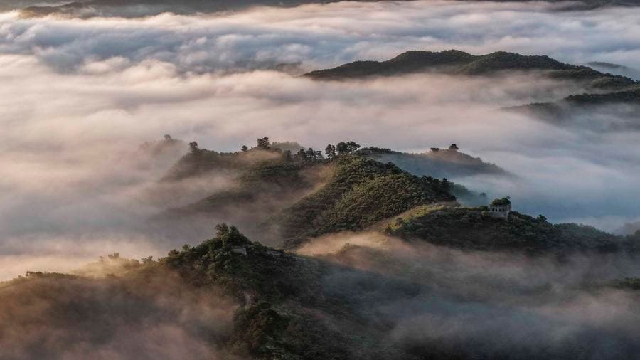 เมฆหมอกลอยคลุ้ง โอบกอด 'กำแพงเมืองจีน' ในเหอเป่ย