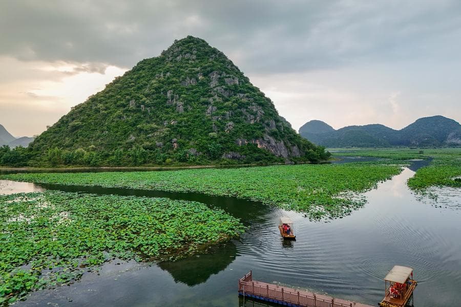 ล่องเรือที่ 'พื้นที่ชมวิวผู่เจ่อเฮย' ชมธรรมชาติในยูนนาน