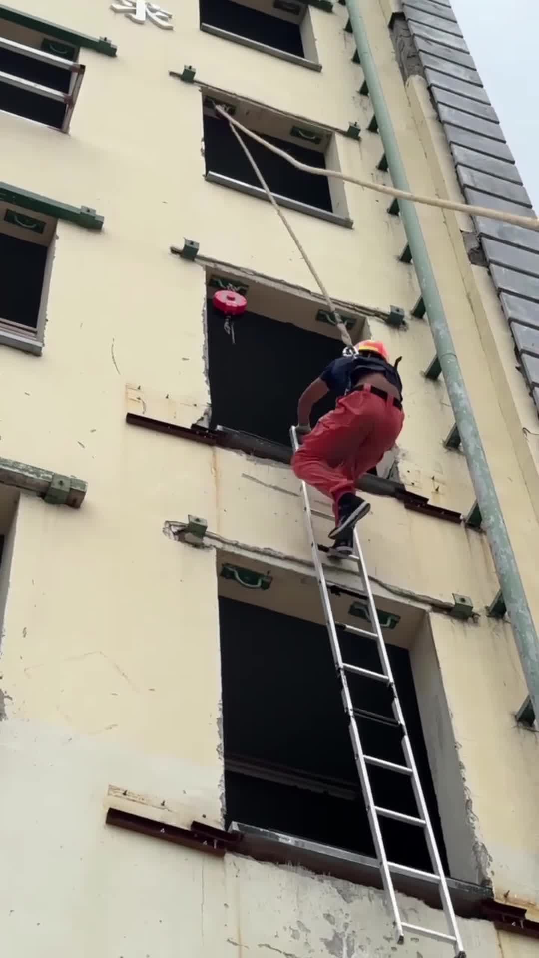 สไปเดอร์แมนมีหนาว! นักดับเพลิงจีน 'ปีนอาคาร' มือเปล่าในไม่กี่วินาที