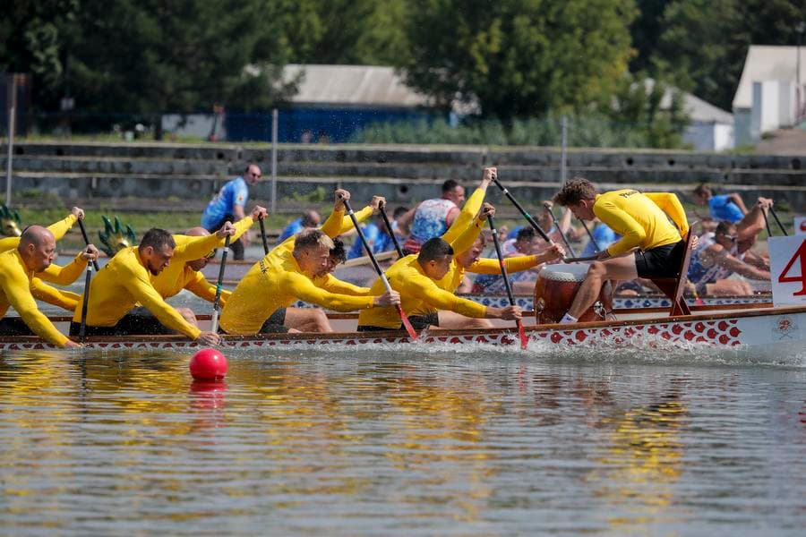 ฮุยเลฮุย! ทีมฝีพายลงแข่ง 'เรือมังกร' ในมอสโก