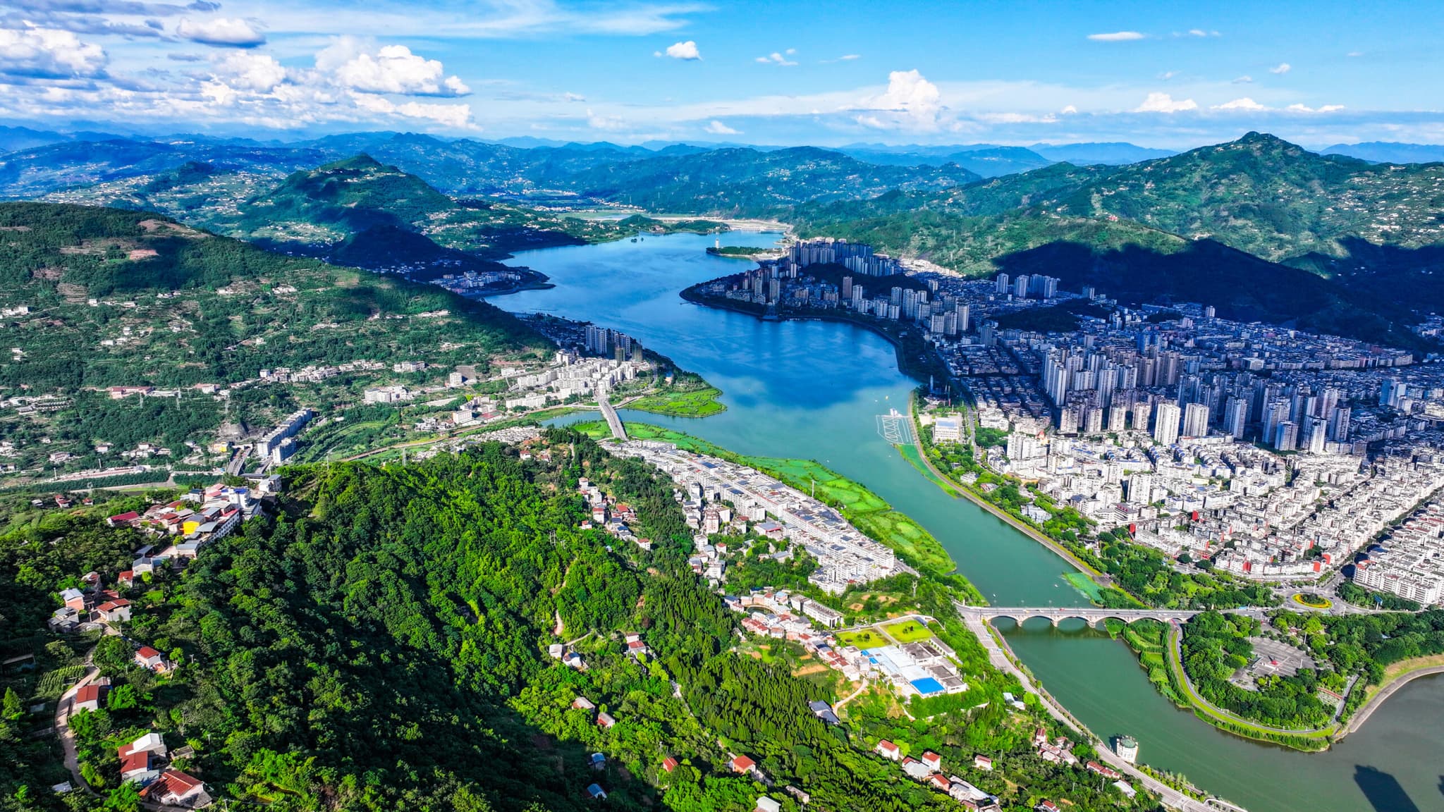 เหาะโดรนชมวิว 'ทะเลสาบเทียม' ผืนกว้างในฉงชิ่ง