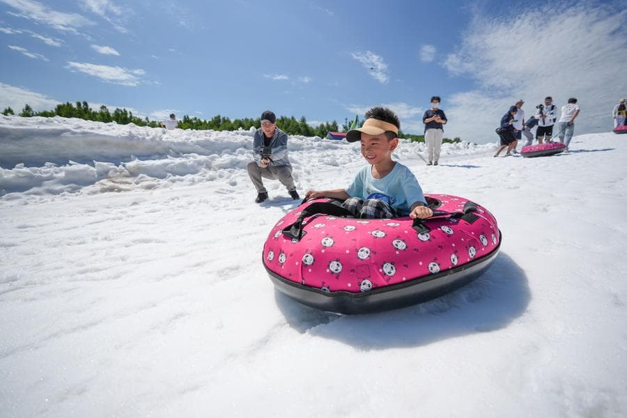 มองโกเลียในเปิด 'เล่นหิมะหน้าร้อน' ใช้หิมะสะสมจากฤดูหนาว