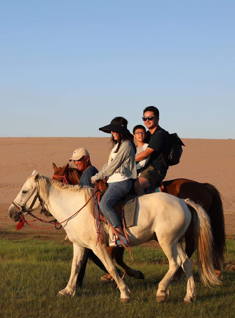 นักท่องเที่ยวเยือน 'ทุ่งหญ้ากลางทะเลทราย' ในมองโกเลียใน