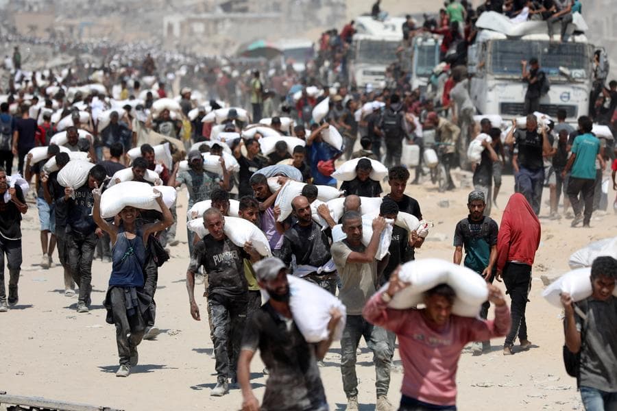 ชาวปาเลสไตน์แห่ขนกระสอบแป้ง ขณะยอด 'หิวตาย' พุ่งขึ้นในกาซา