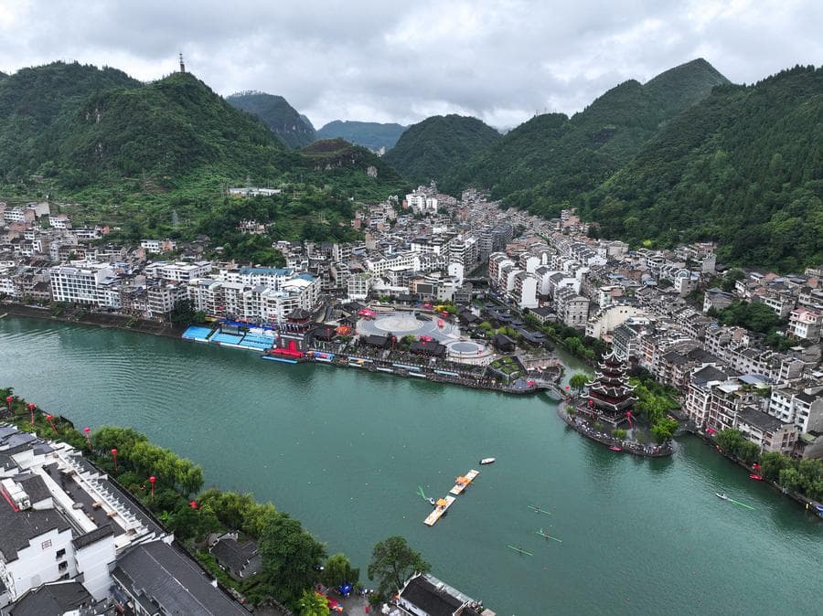 การแข่งขัน 'ล่องไผ่ลำเดียว' กลางน้ำในกุ้ยโจว