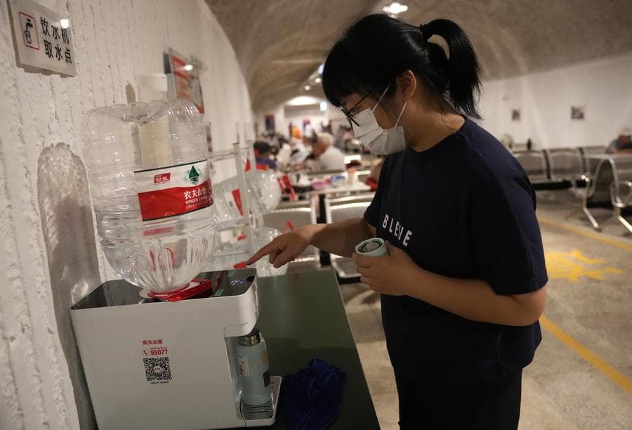 หางโจวเปิด 'หลุมหลบภัย' ให้ประชาชนพักผ่อนหลบร้อน