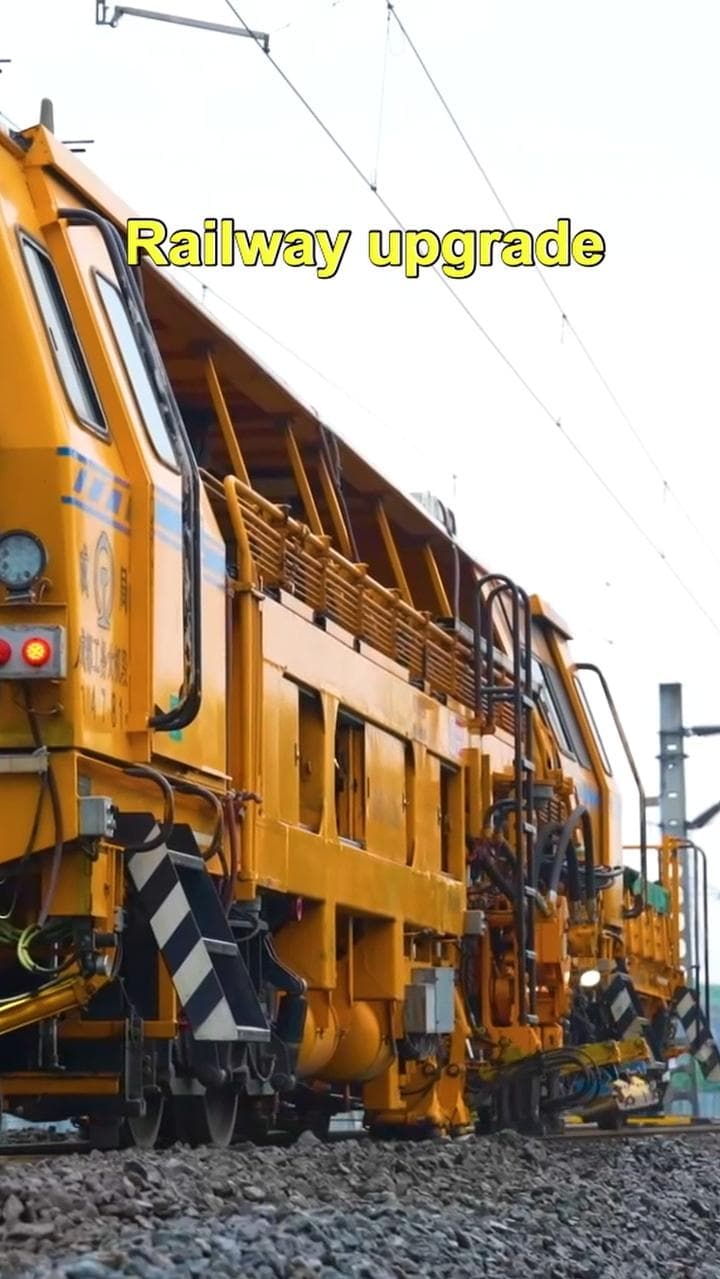 คนงาน-เครื่องจักรกลหนัก ลุยงานซ่อมบำรุงรางรถไฟในฉงชิ่ง