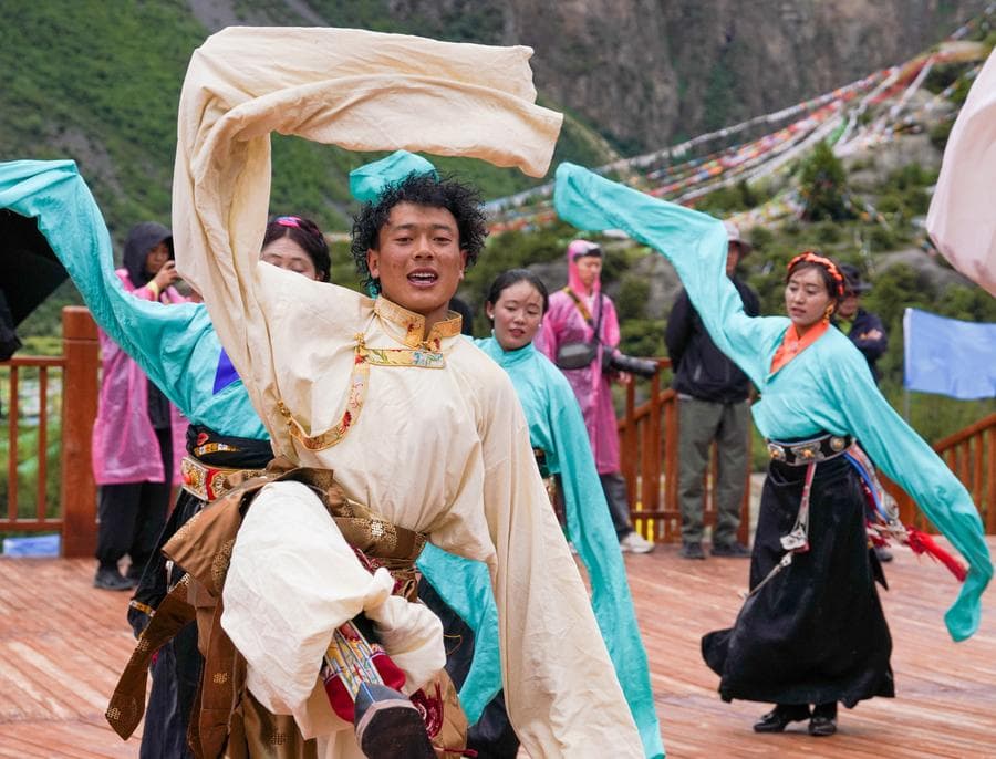 จุดชมวิว 'ทะเลสาบสามสี' ธรรมชาติงามแดนหลังคาโลก