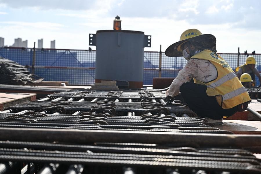 คนงานจีนเดินหน้าสร้าง 'สถานีรถไฟหนานทง' ในเจียงซู
