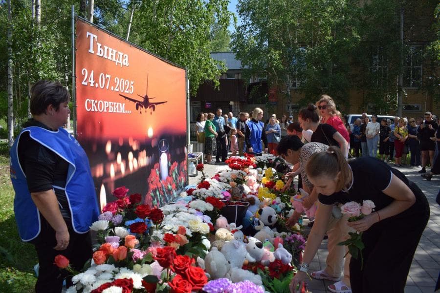 ผู้คนวางดอกไม้-ตุ๊กตาไว้อาลัยเหยื่อเครื่องบินตกในรัสเซีย