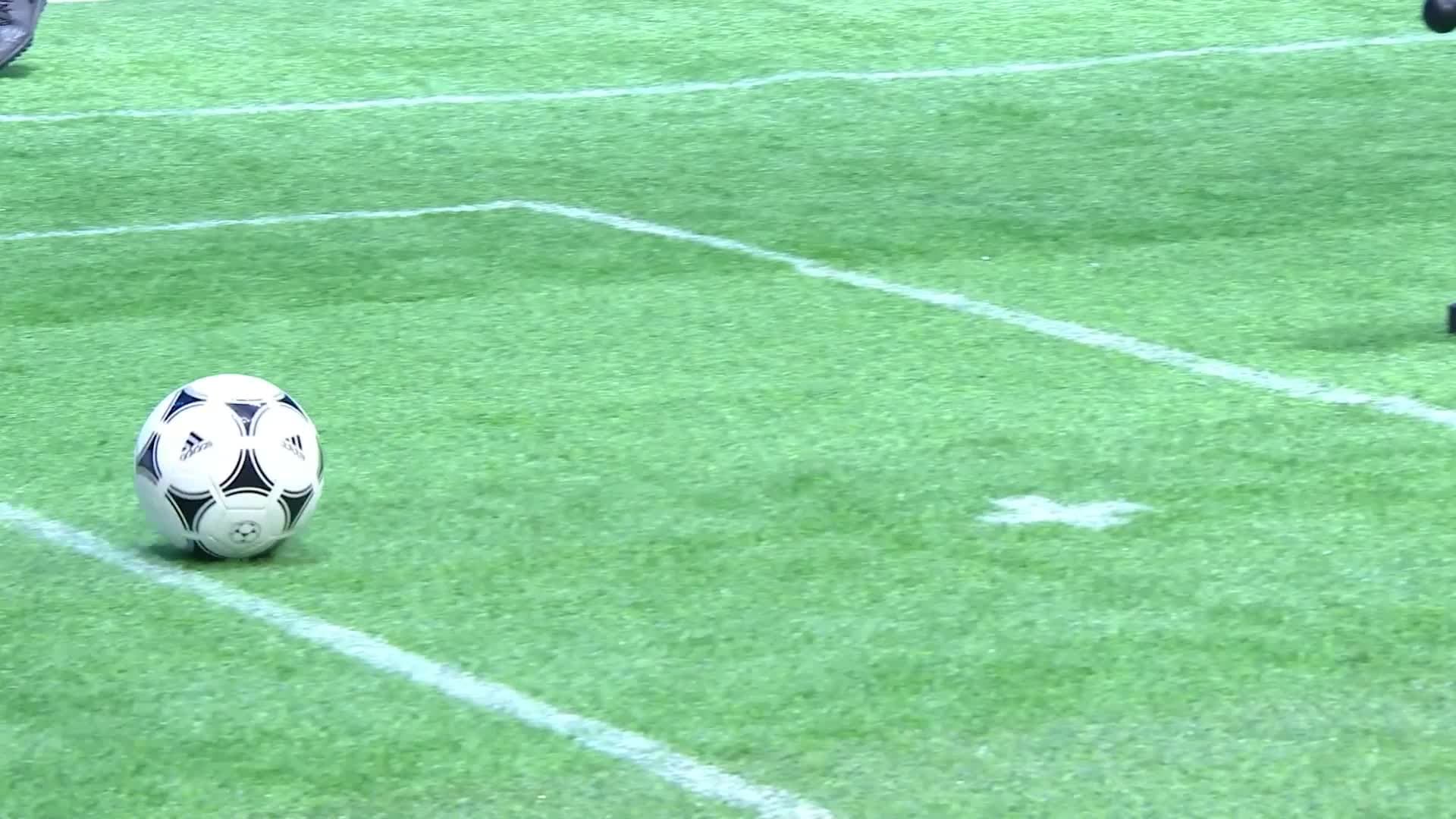 หุ่นยนต์พลัง AI ไร้คนคุม ดวลศึกลูกหนังในปักกิ่ง