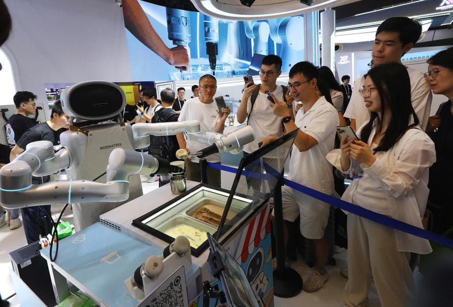 หุ่นยนต์' หลากความสามารถ โชว์ตัวในงาน WAIC ปี 2025