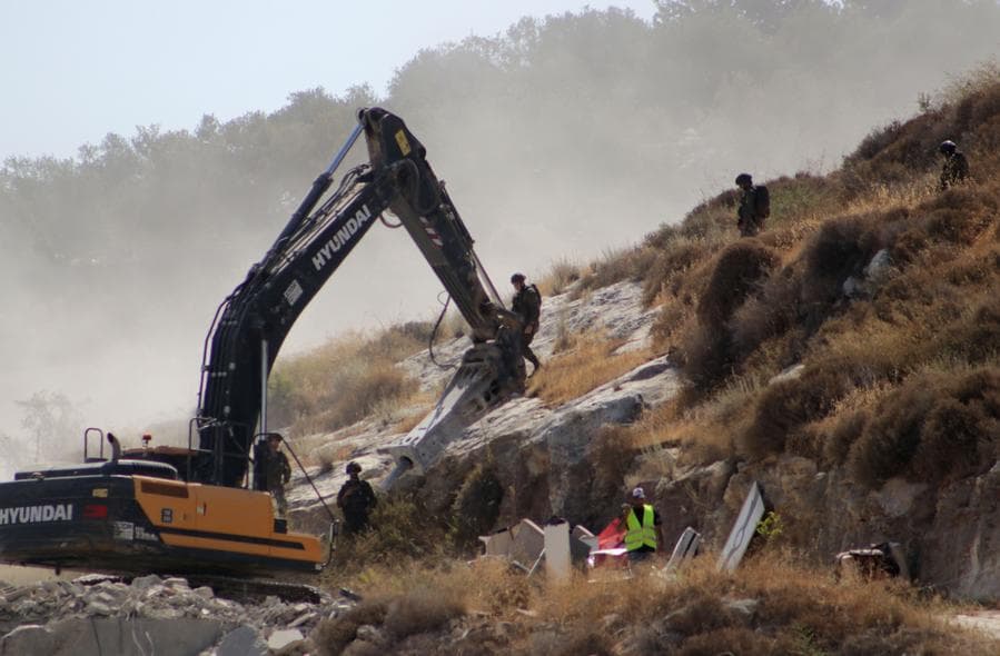 รถจักรอิสราเอลเดินหน้า 'รื้อถอนบ้าน' ในเวสต์แบงก์