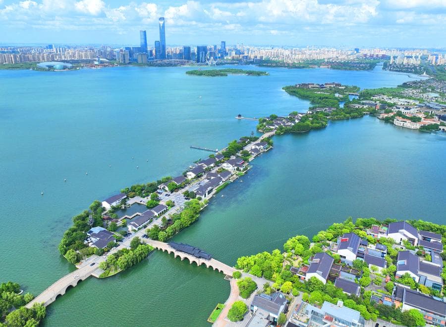 บ้านเรือนบน 'คันดิน' เคียงคู่ทะเลสาบในซูโจว