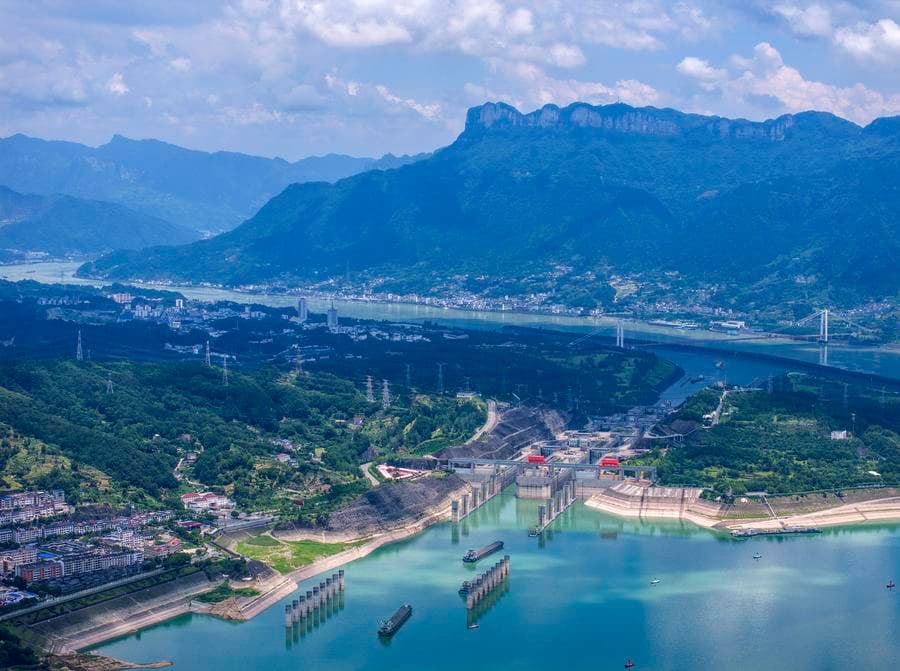 เรือสินค้าแล่นผ่าน 'ประตูเรือสัญจร 5 ชั้น' ในเขื่อนสามผา