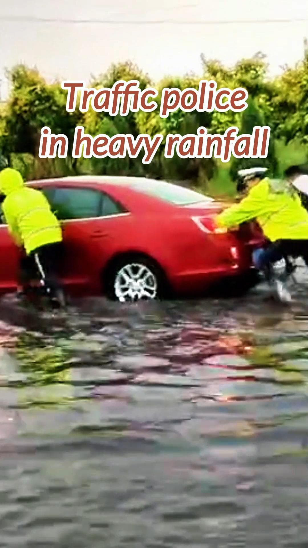 ตำรวจจราจรลุยงานดูแลปชช.กลางฝนตก-น้ำท่วมในมองโกเลียใน