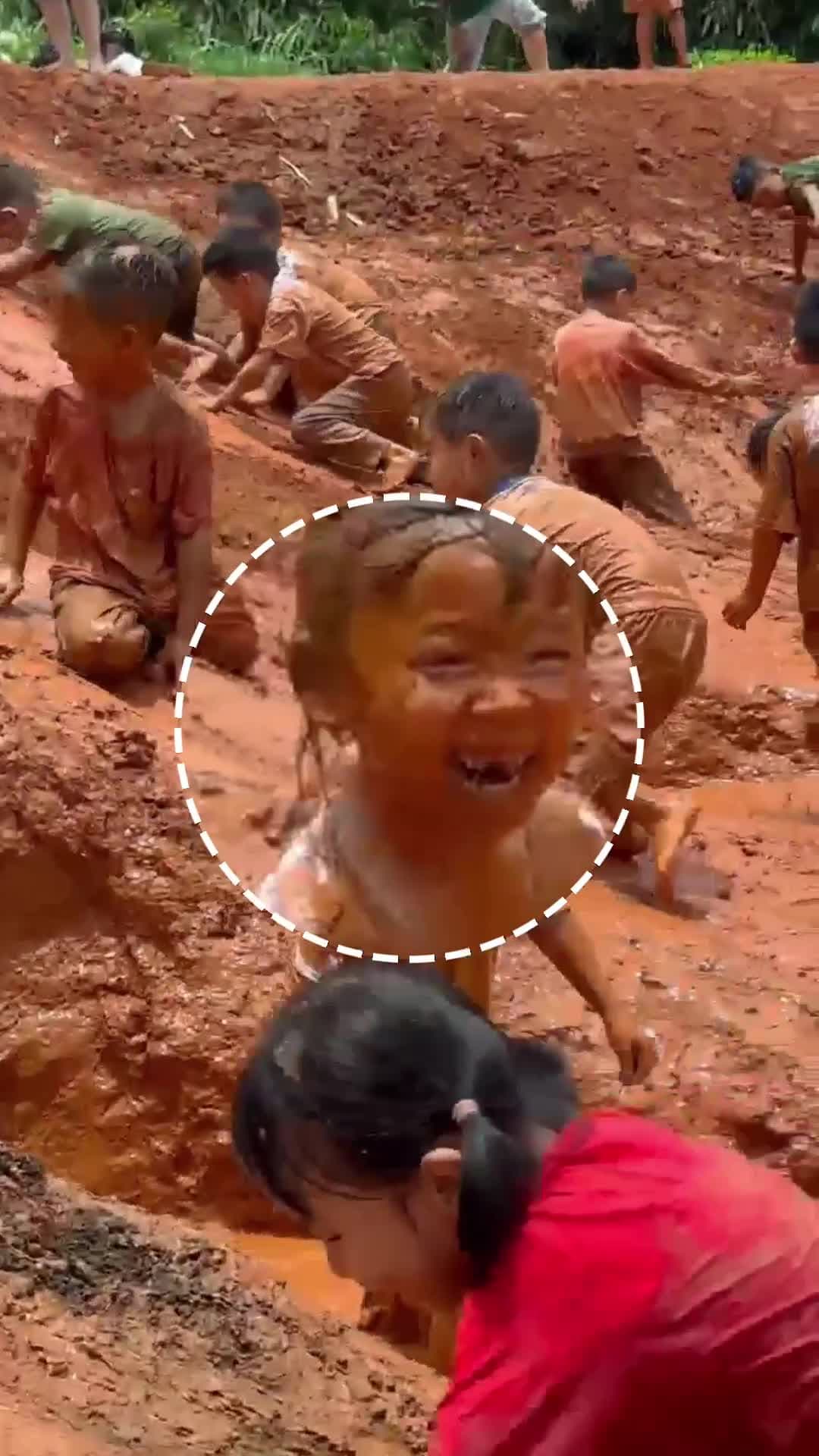 แก๊งนักเรียนอนุบาลเล่น 'บ่อโคลน' สนุกสนานในยูนนาน