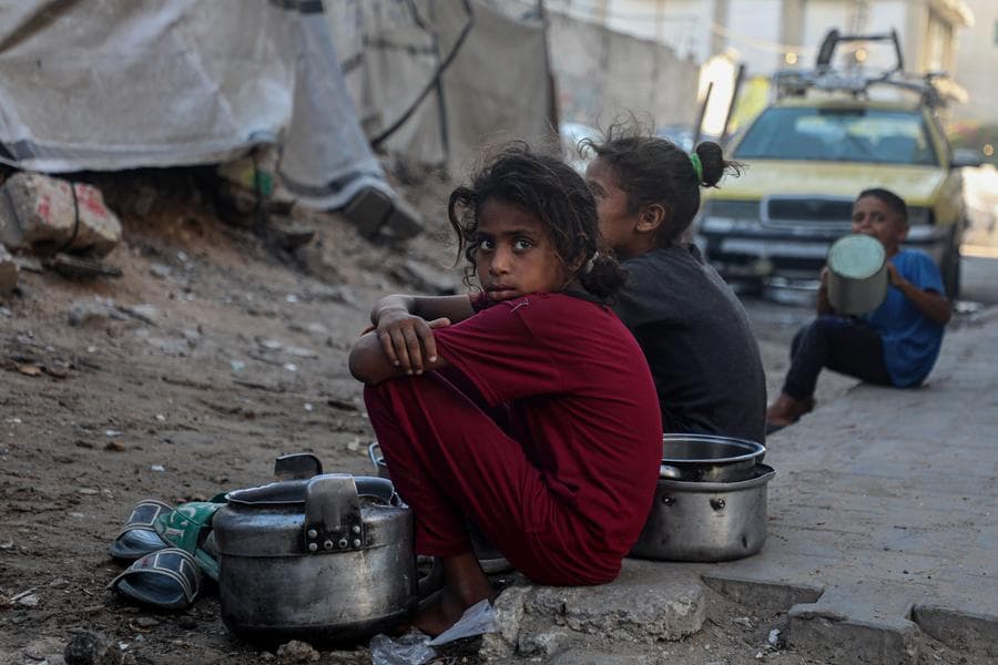 ชาวปาเลสไตน์พลัดถิ่นรอรับ 'อาหารฟรี' ในกาซาซิตี