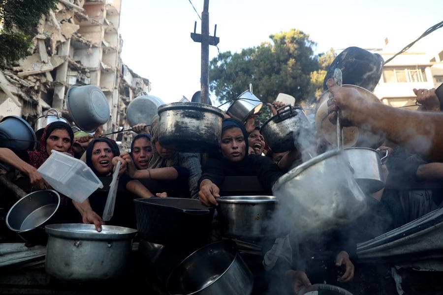 ชาวปาเลสไตน์รุมเบียดรับอาหารในกาซา