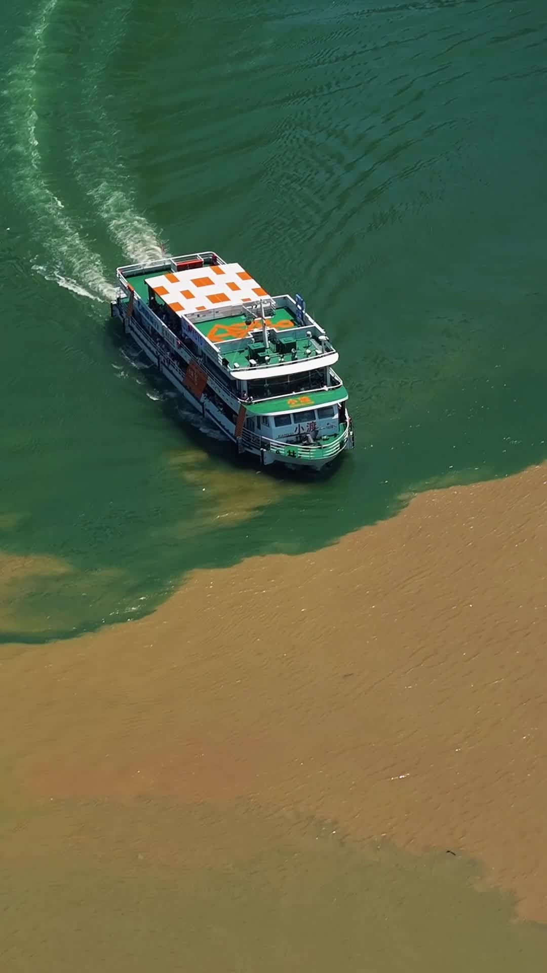 มหัศจรรย์! ปรากฏการณ์ 'แม่น้ำสองสี' หลังฝนตกหนักในฉงชิ่ง