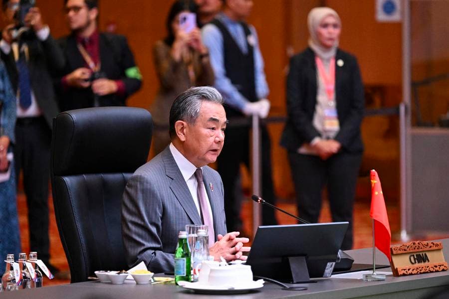 หวังอี้ร่วมประชุมรัฐมนตรีต่างประเทศจีน-อาเซียนในมาเลเซีย