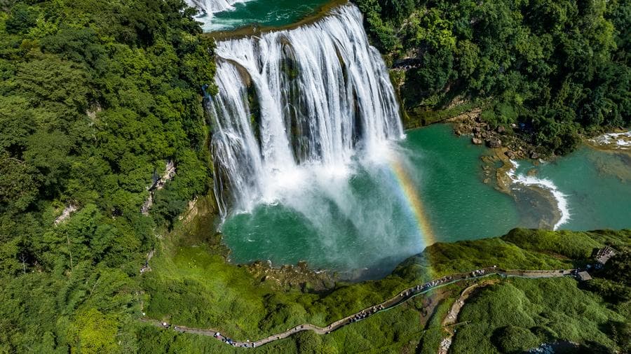 ม่าน 'น้ำตกหวงกั่วซู่' ในกุ้ยโจว สุดตระการตายามรุ้งพาดผ่าน