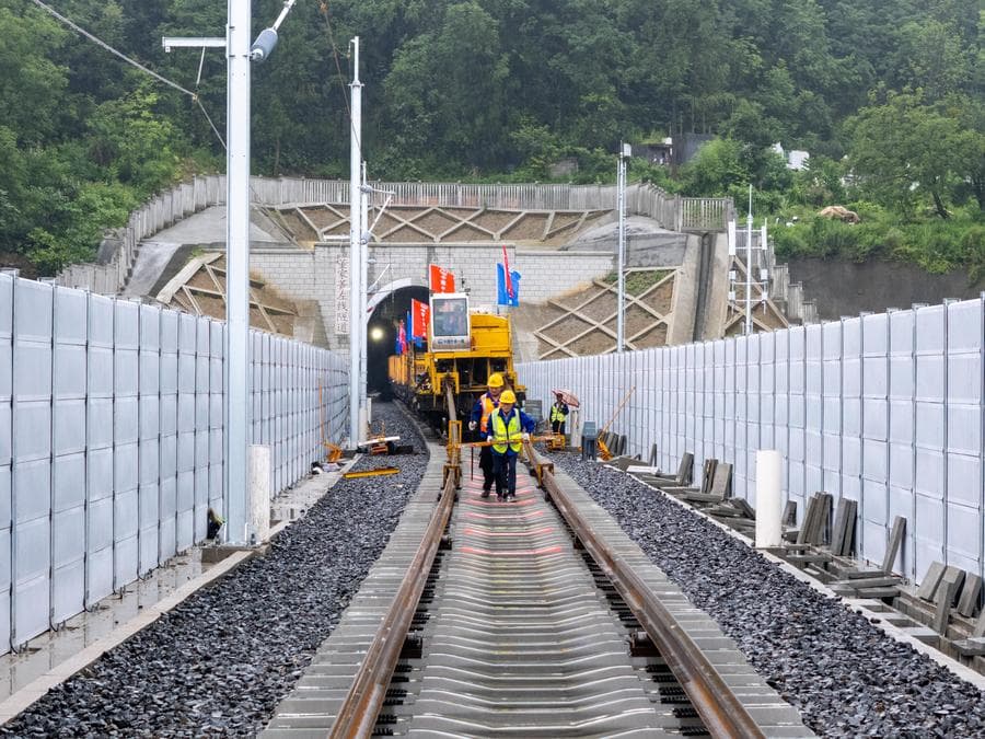 กุ้ยโจว 'วางราง' ทางรถไฟเร็วสูงสายใหม่เสร็จสิ้น