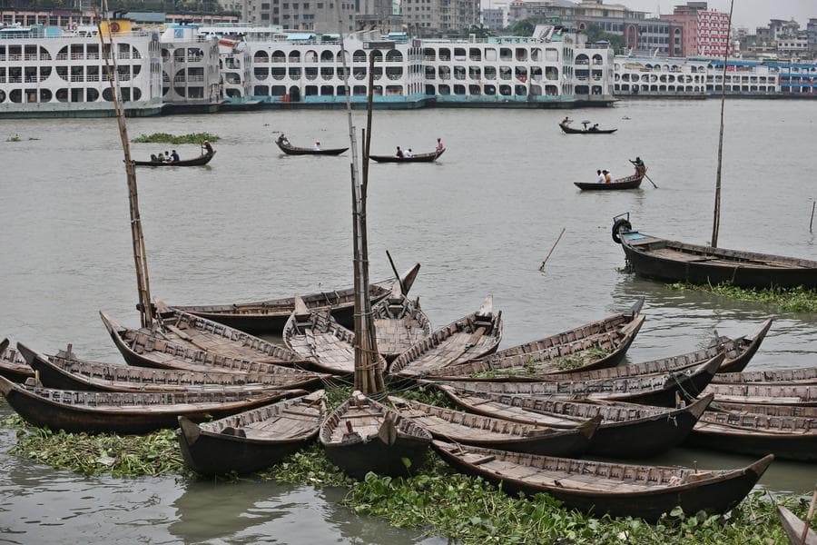 เรือไม้ดั้งเดิมรอให้บริการข้ามฟากในบังกลาเทศ
