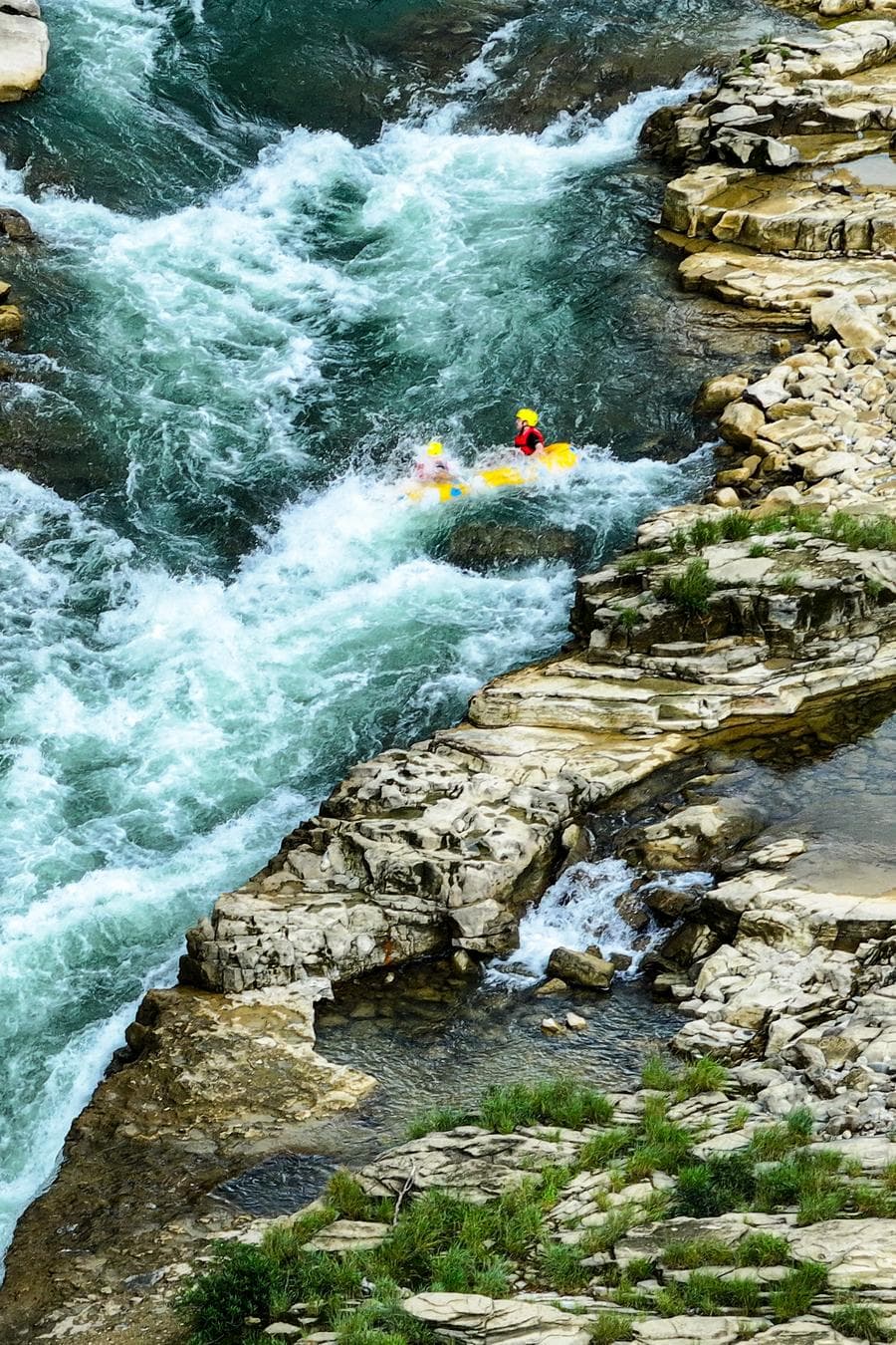 ล่องแก่งเรือยาง' กลางกระแสน้ำเชี่ยวในกุ้ยโจว