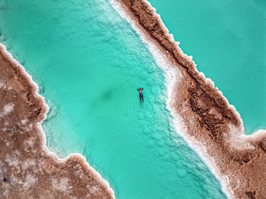 นักท่องเที่ยวลอยตัวบน 'ทะเลสาบเกลือ' กลางทะเลทรายในอียิปต์