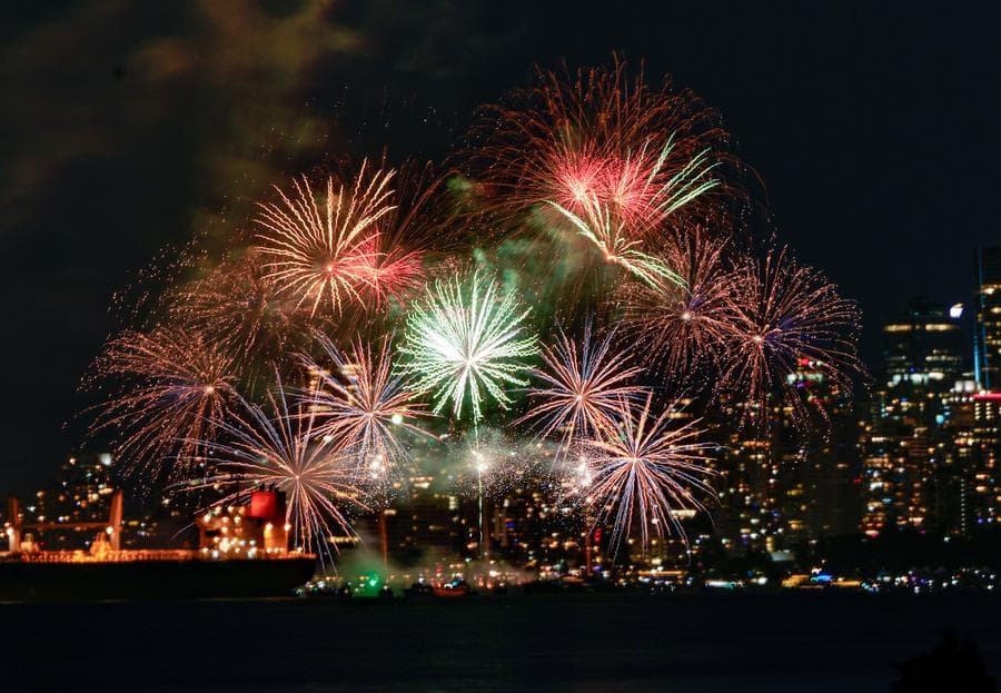 แคนาดาจัดโชว์ 'พลุดอกไม้ไฟ' ตระการตา ประดับฟ้าค่ำ