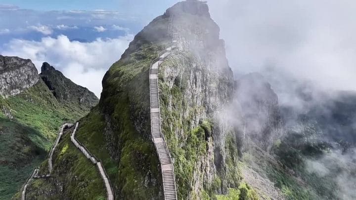 สำรวจธรรมชาติ 'ขุนเขาเจี้ยวจื่อ' ทางเดินยาวเด่นในคุนหมิง