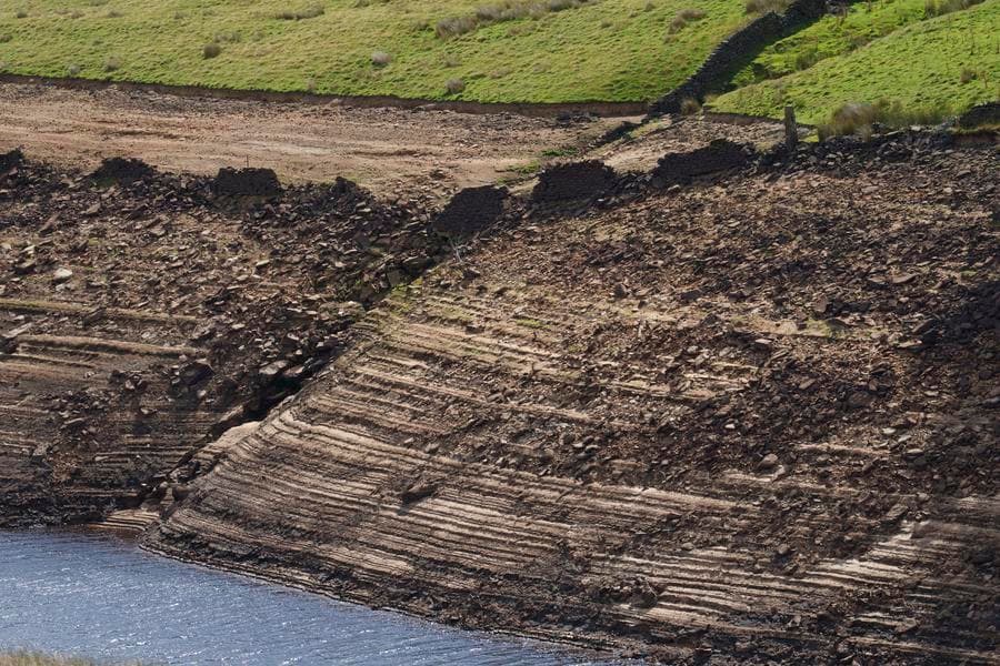 อ่างเก็บน้ำในสหราชอาณาจักรแห้งขอด เหตุขาดฝน-ใช้น้ำเพิ่ม